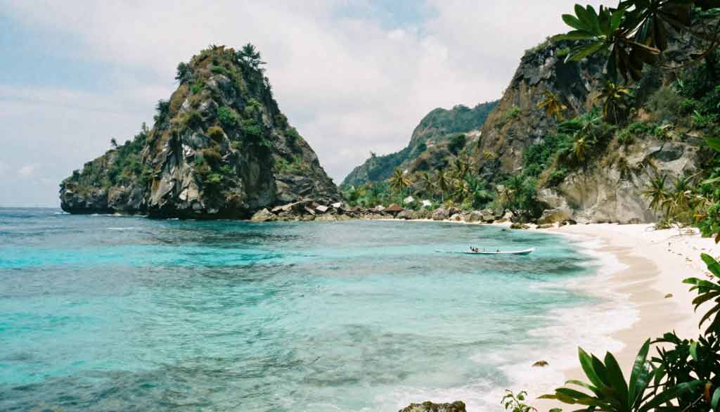 Pulau Kecil di Indonesia dengan Keindahan Luar Biasa